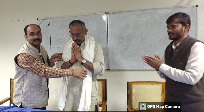 सम्मानित करते सम्मानित करते
