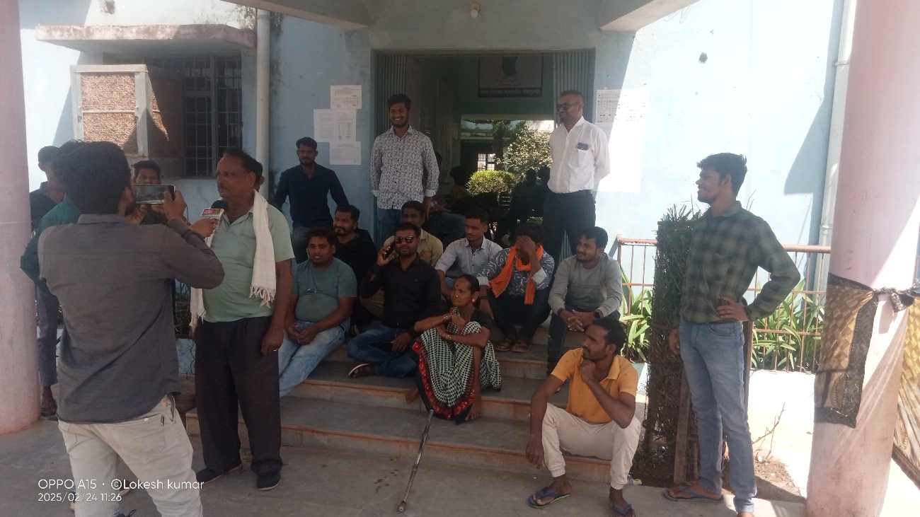 नगर पंचायत मगरलोड भैसमुंडी के कार्यालय के सामने विरोध प्रदर्शन करते हुए युवा। नगर पंचायत मगरलोड भैसमुंडी के कार्यालय के सामने विरोध प्रदर्शन करते हुए युवा।