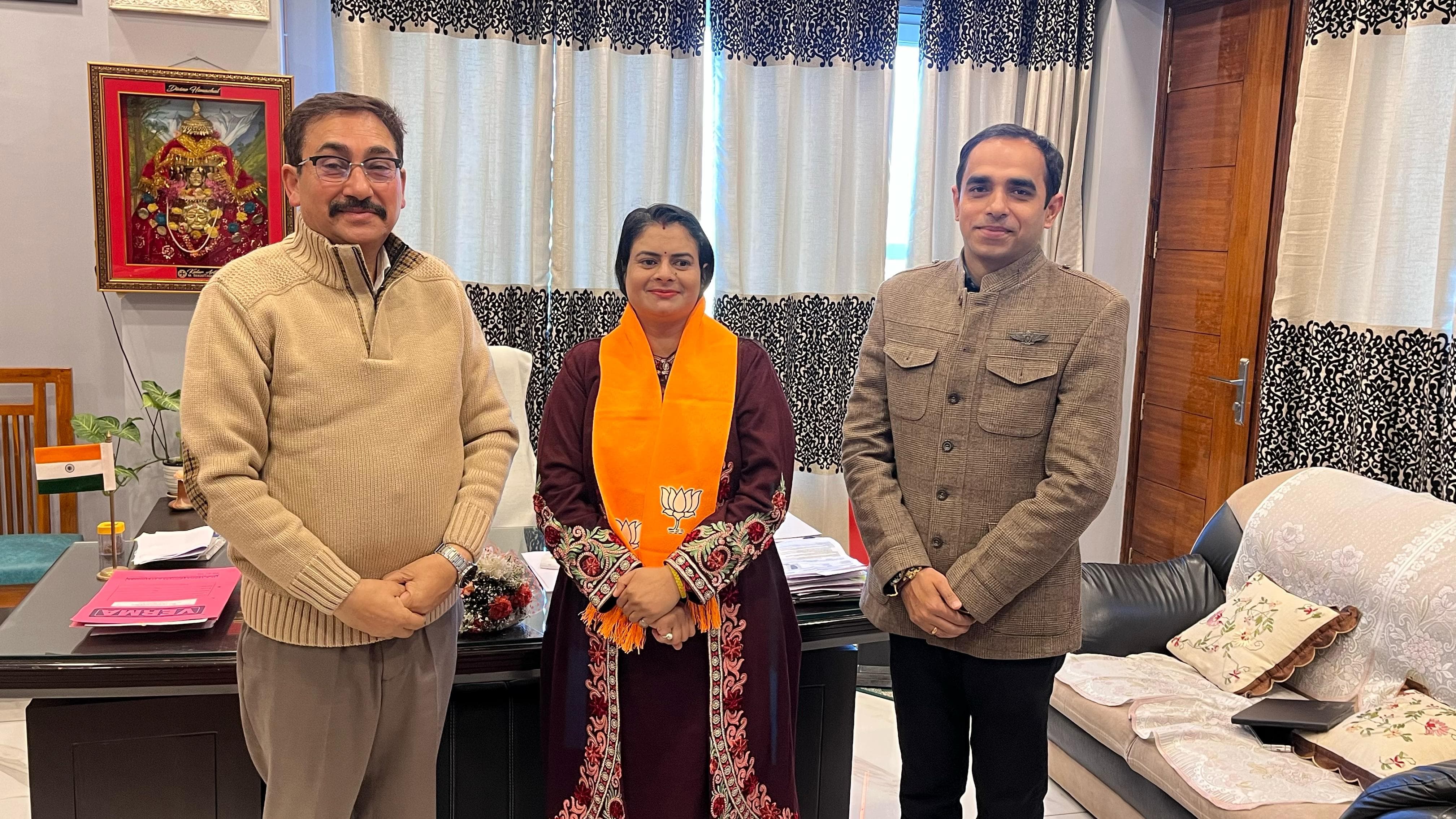 इंटक नेता रुचि भाजपा में शामिल होने के दौरान। इंटक नेता रुचि भाजपा में शामिल होने के दौरान।