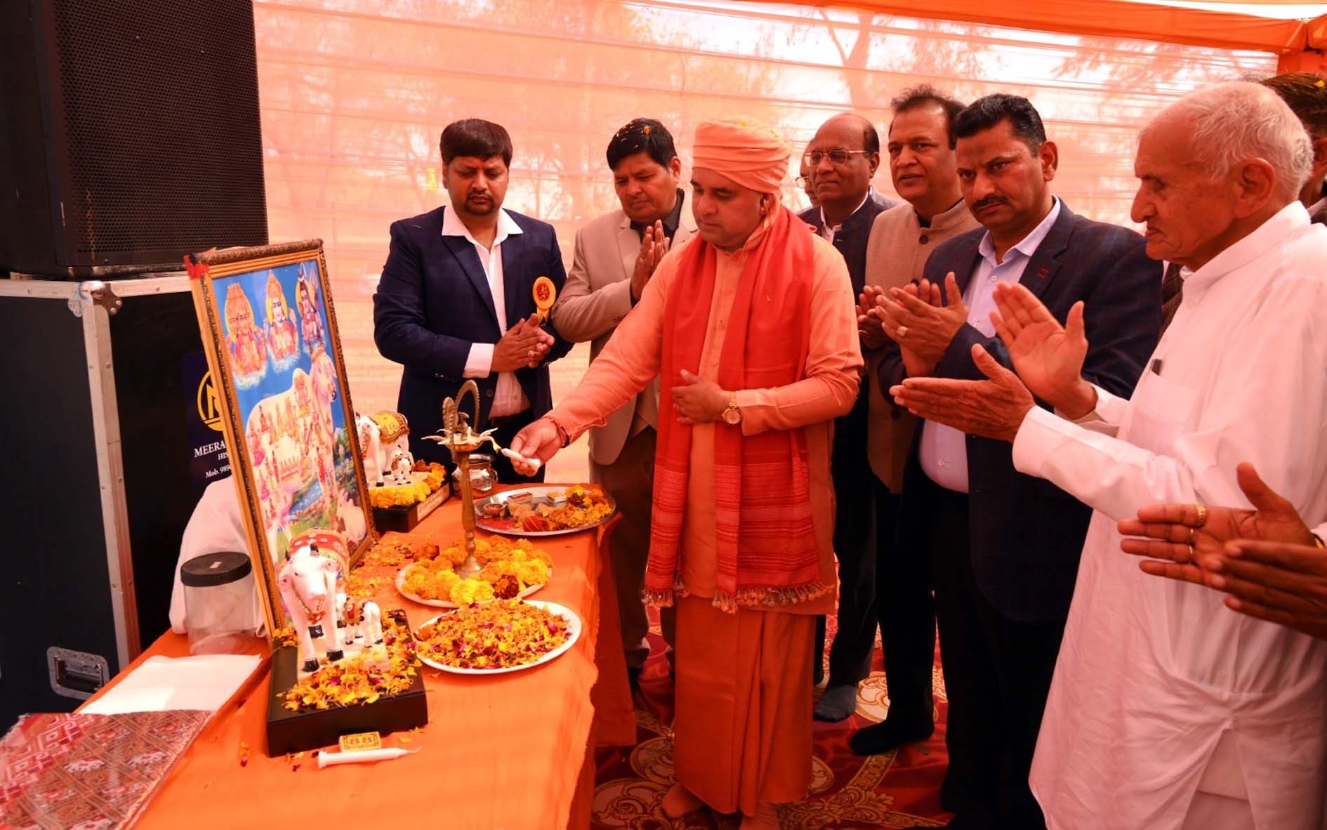 गौशाला में कार्यक्रम का शुभारंभ करते महंत श्री बाबा मस्तनाथ। गौशाला में कार्यक्रम का शुभारंभ करते महंत श्री बाबा मस्तनाथ।