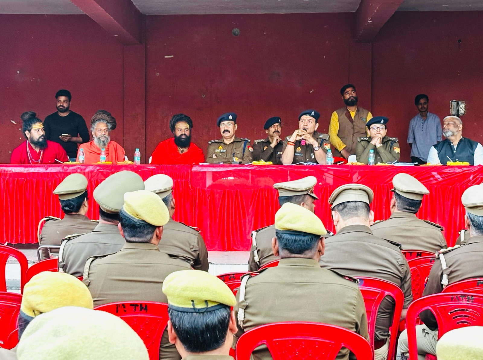 मीटिंग के दौरान डीसीपी व अन्य मीटिंग के दौरान डीसीपी व अन्य