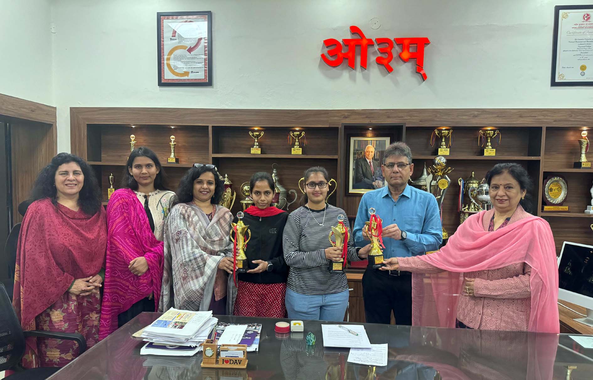 छात्राओं को सम्मानित करते प्राचार्य डॉ. विक्रमजीत सिंह व अन्य स्टाफ सदस्य। छात्राओं को सम्मानित करते प्राचार्य डॉ. विक्रमजीत सिंह व अन्य स्टाफ सदस्य।