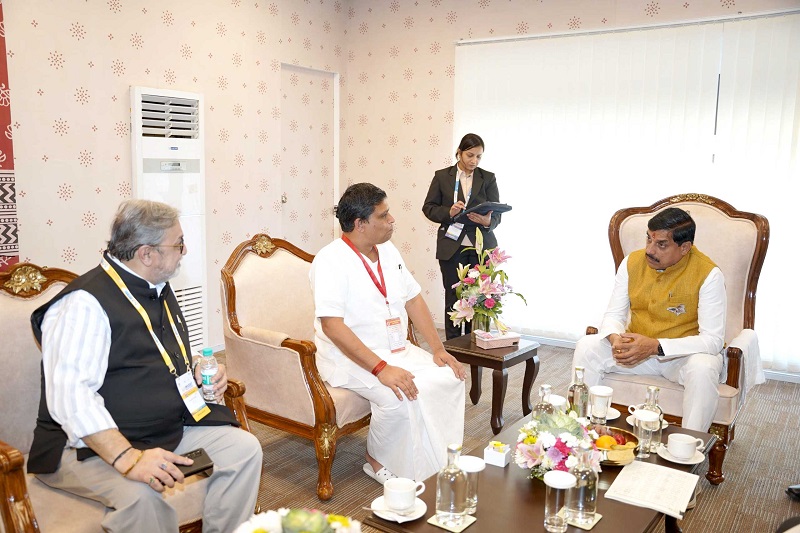 मुख्यमंत्री डॉ. मोहन यादव ने ग्लोबल इन्वेस्टर्स समिट में पतंजलि ग्रुप के सीईओ आचार्य बालकृष्ण से की चर्चा मुख्यमंत्री डॉ. मोहन यादव ने ग्लोबल इन्वेस्टर्स समिट में पतंजलि ग्रुप के सीईओ आचार्य बालकृष्ण से की चर्चा