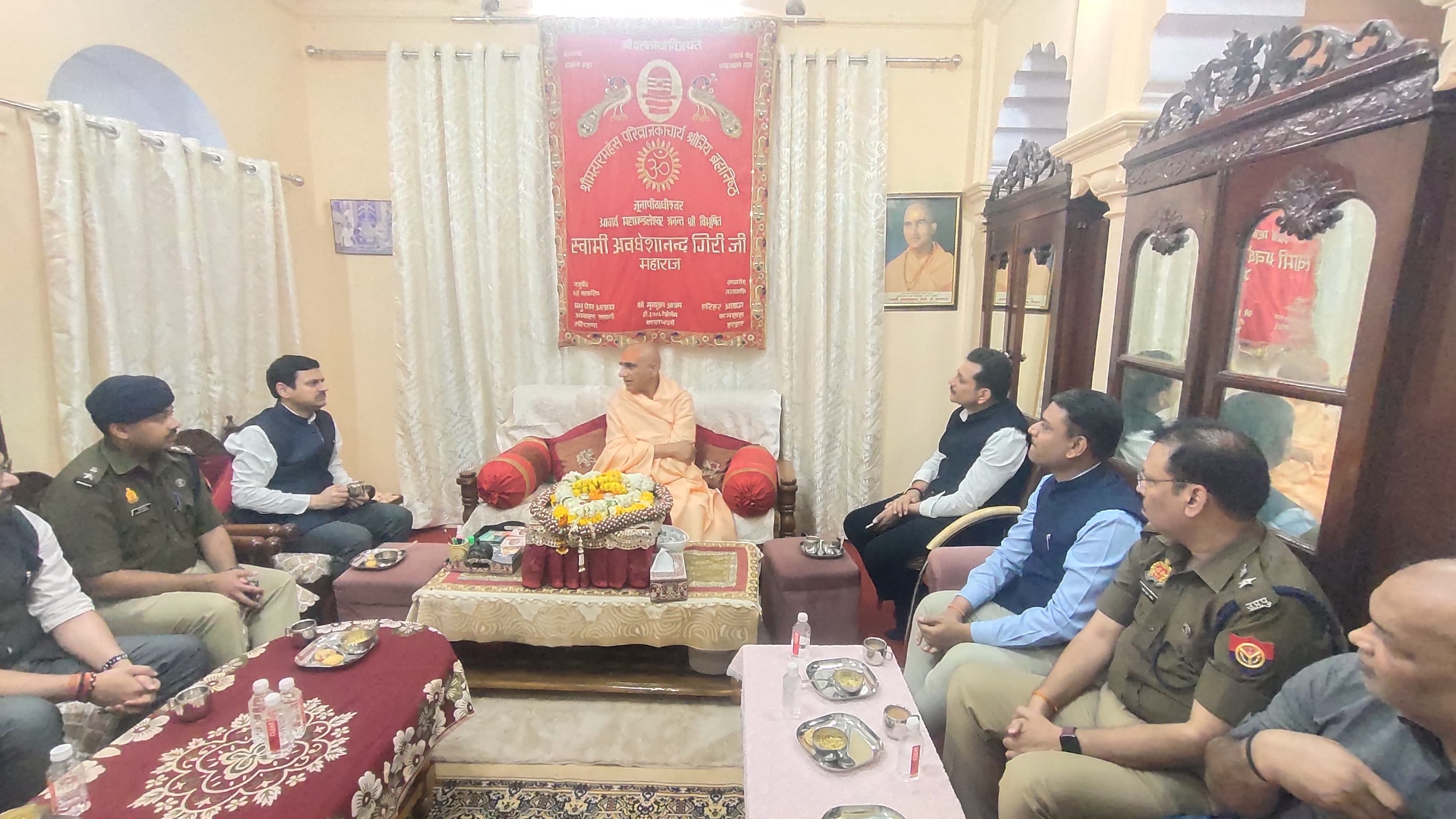 नागा संत अवधेशानंद के साथ अफसर नागा संत अवधेशानंद के साथ अफसर