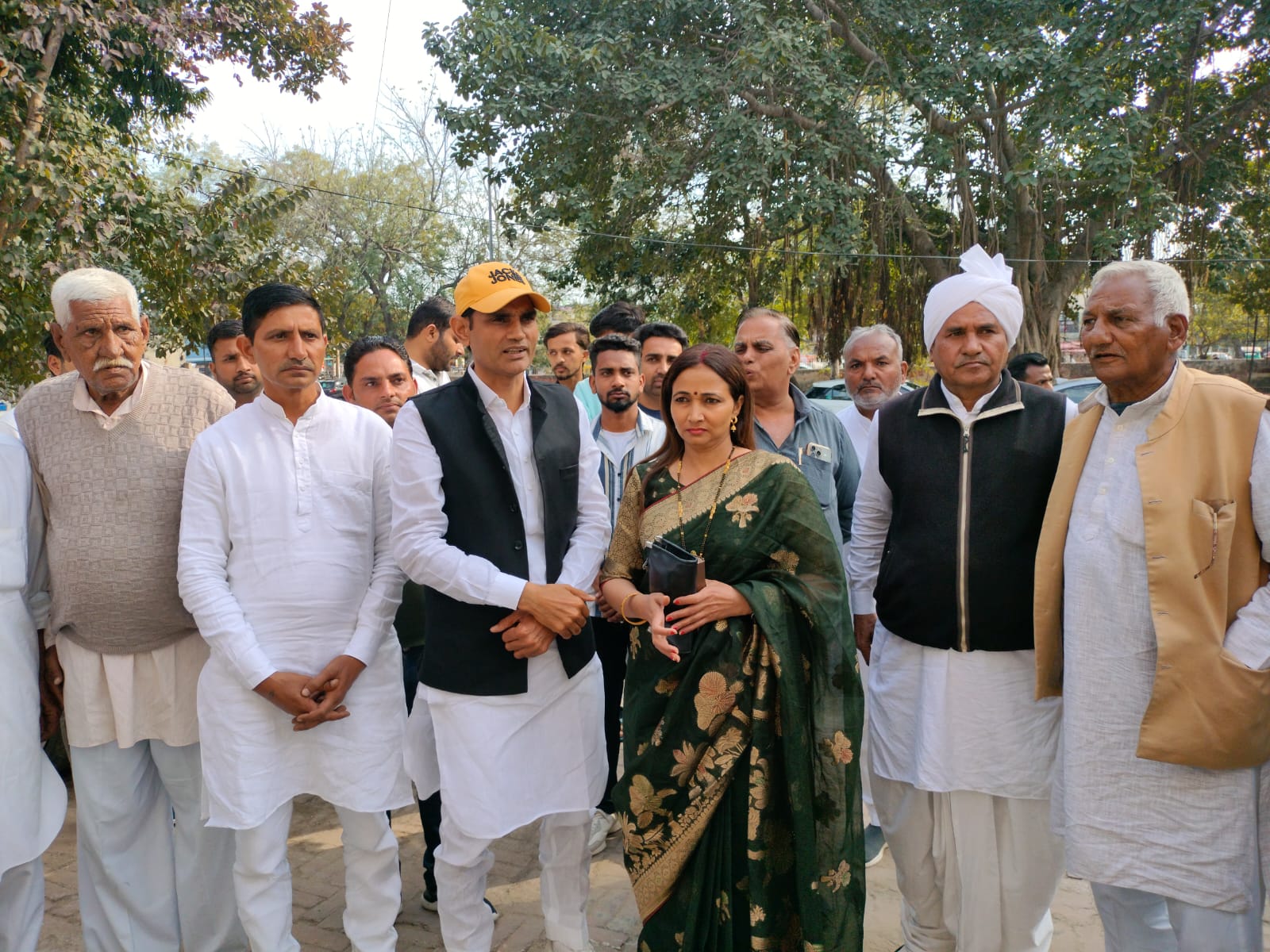 अपने पति के साथ बैठक में भाग लेने आई जिप अध्यक्षा मनीषा रंधावा। अपने पति के साथ बैठक में भाग लेने आई जिप अध्यक्षा मनीषा रंधावा।
