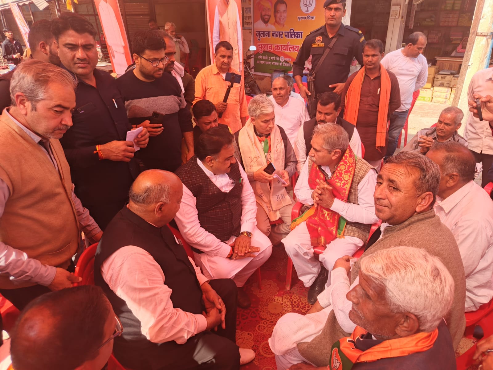 पुरानी अनाजमंडी में लोगों को संबोधित करते हुए डा. कृष्ण मिड्ढा। पुरानी अनाजमंडी में लोगों को संबोधित करते हुए डा. कृष्ण मिड्ढा।