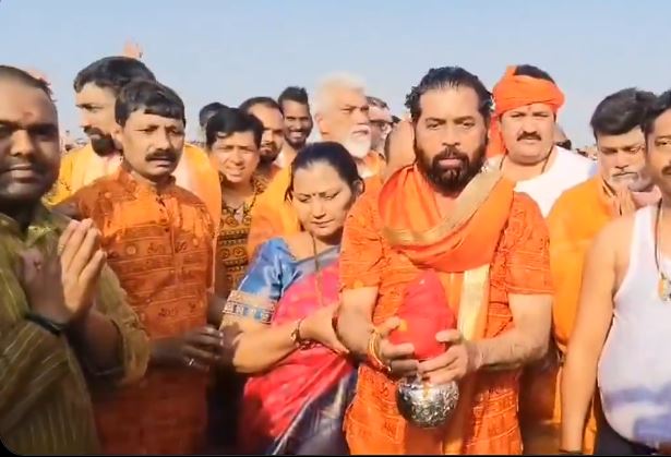 संगम में डुबकी लगाते एकनाथ शिंदे संगम में डुबकी लगाते एकनाथ शिंदे
