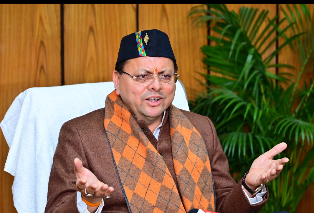 मुख्यमंत्री पुष्कर सिंह धामी पत्रकारों से बातचीत करते हुए। मुख्यमंत्री पुष्कर सिंह धामी पत्रकारों से बातचीत करते हुए।