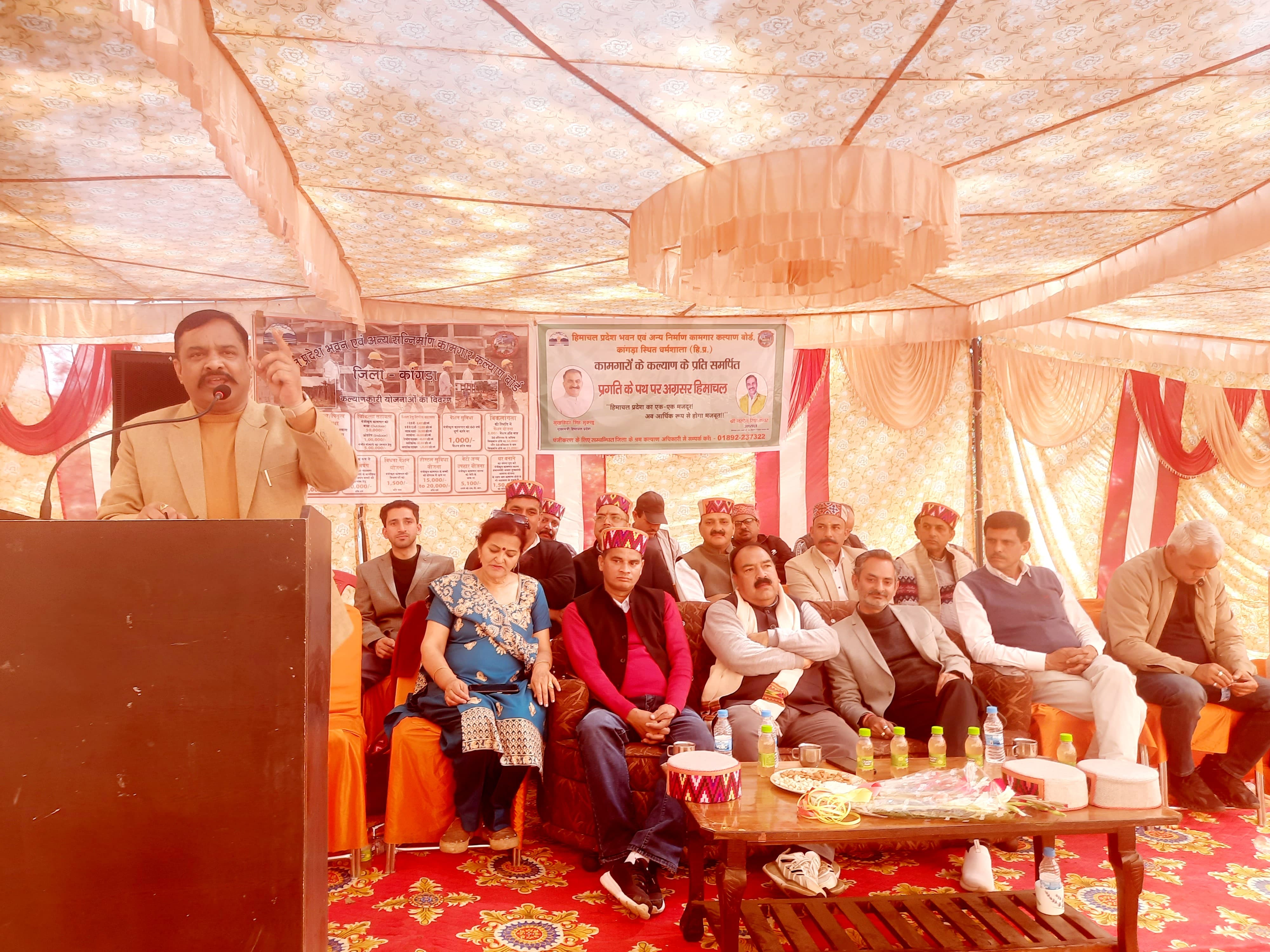 कामगार कल्याण बोर्ड के अध्यक्ष श्रमिकों को संबोधित करते हुए। कामगार कल्याण बोर्ड के अध्यक्ष श्रमिकों को संबोधित करते हुए।