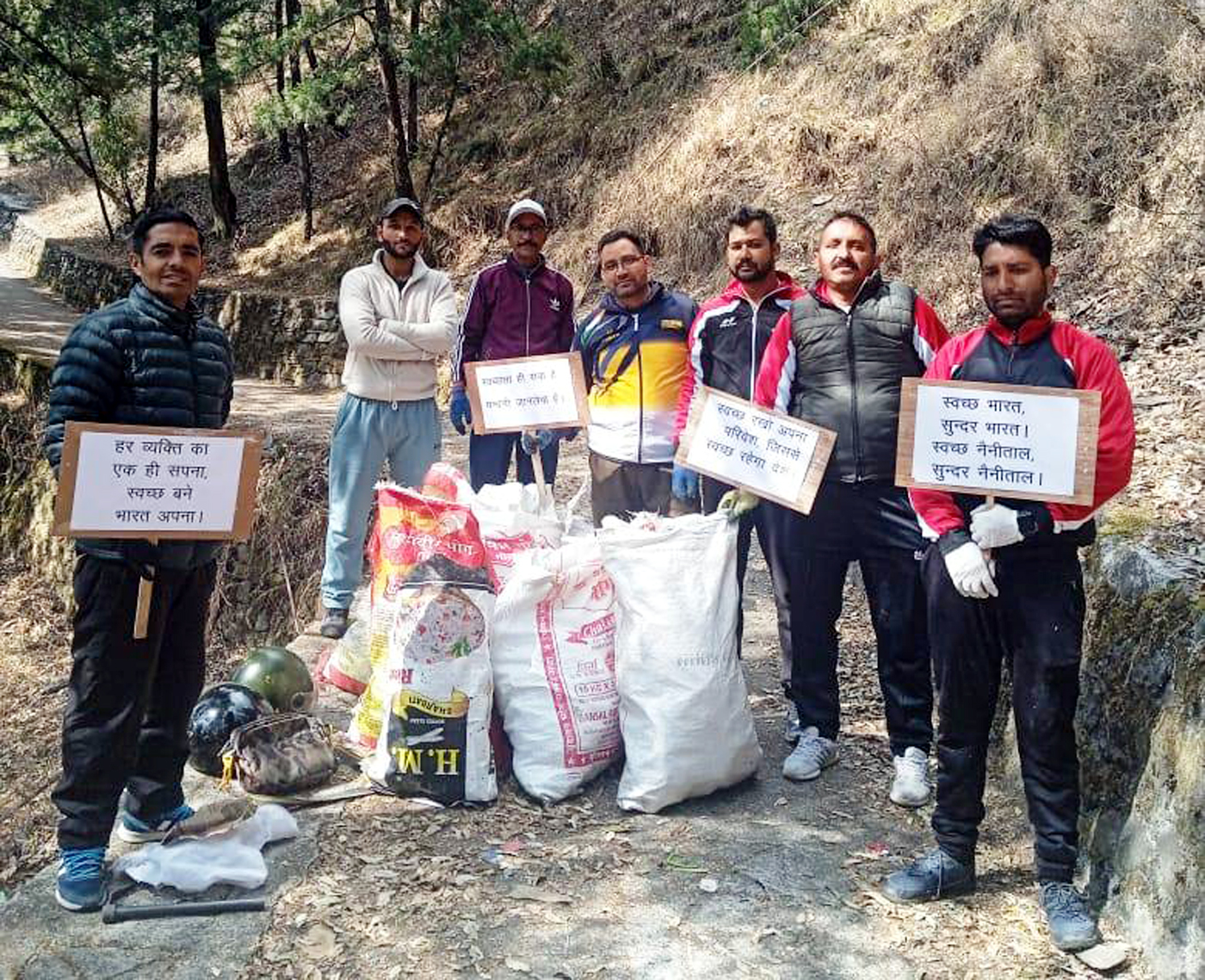सफाई अभियान चलाती एस-3 ग्रीन आर्मी की टीम। सफाई अभियान चलाती एस-3 ग्रीन आर्मी की टीम।