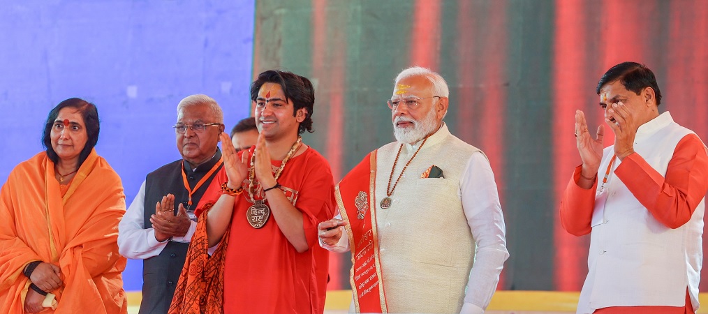प्रधानमंत्री नरेन्द्र मोदी ने रविवार को मध्य प्रदेश के छतरपुर जिले के गढ़ा गांव में बागेश्वर धाम चिकित्सा एवं विज्ञान अनुसंधान संस्थान की आधारशिला रखी है (दाएं से दूसरे)। प्रधानमंत्री नरेन्द्र मोदी ने रविवार को मध्य प्रदेश के छतरपुर जिले के गढ़ा गांव में बागेश्वर धाम चिकित्सा एवं विज्ञान अनुसंधान संस्थान की आधारशिला रखी है (दाएं से दूसरे)।