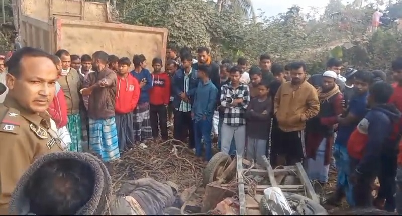 असमः डबका में सड़क हादसे के उत्पन्न परिस्थिति। असमः डबका में सड़क हादसे के उत्पन्न परिस्थिति।