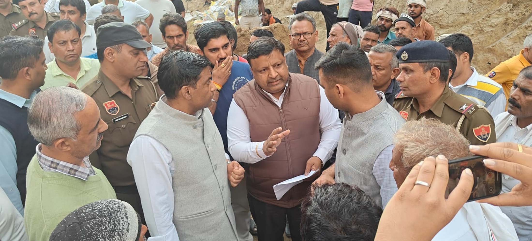 भिवानी रोड अंडरपास पर जायजा लेते हुए डीसी व अन्य अधिकारी। भिवानी रोड अंडरपास पर जायजा लेते हुए डीसी व अन्य अधिकारी।