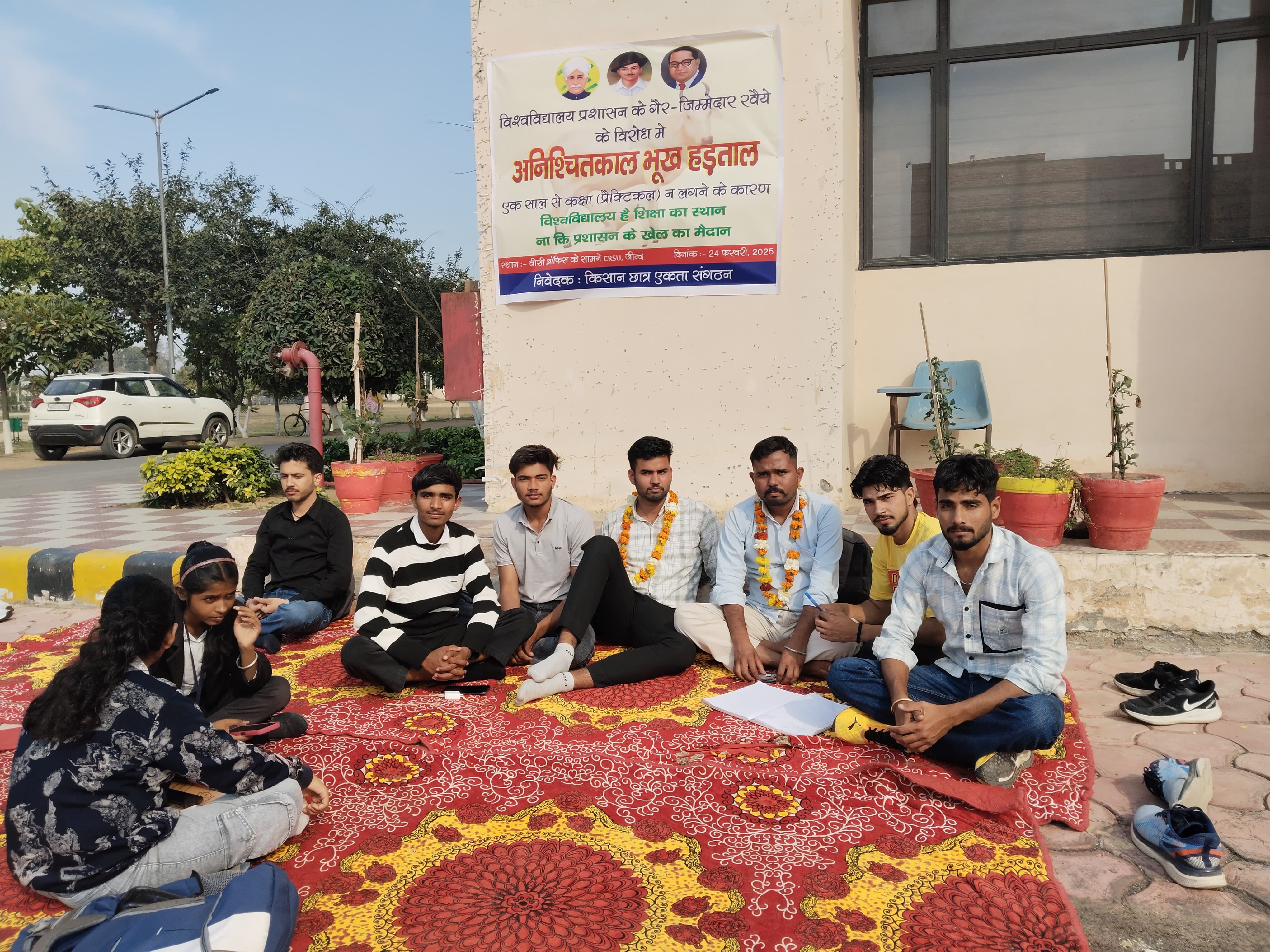 अनिश्चितकालीन भूख हड़ताल पर बैठे छात्र। अनिश्चितकालीन भूख हड़ताल पर बैठे छात्र।
