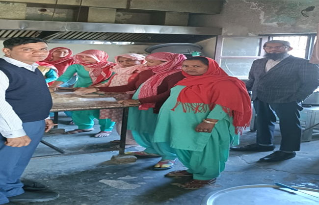 नशा मुक्ति केंद्र का दौरा करते हुए ज़िला परिषद के मुख्य कार्यकारी अधिकारी प्रदीप कुमार। नशा मुक्ति केंद्र का दौरा करते हुए ज़िला परिषद के मुख्य कार्यकारी अधिकारी प्रदीप कुमार।