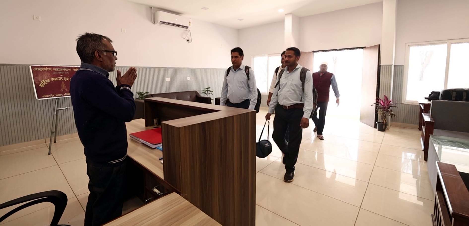 झाड़ली स्टेशन पर बने रनिंग रूम में आते कर्मचारी। झाड़ली स्टेशन पर बने रनिंग रूम में आते कर्मचारी।
