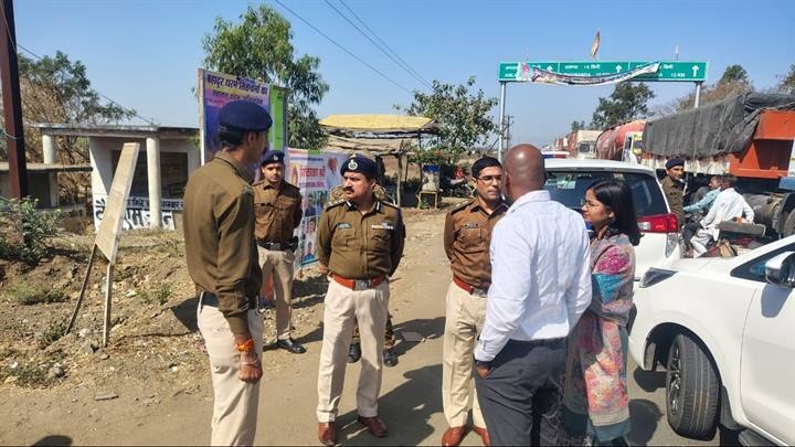 सीहोरः कुबेरेश्वर धाम पर कथा स्थल एवं डायवर्ट मार्गों की व्यवस्थाओं का कलेक्टर-डीआईजी-एसपी ने लिया जायजा सीहोरः कुबेरेश्वर धाम पर कथा स्थल एवं डायवर्ट मार्गों की व्यवस्थाओं का कलेक्टर-डीआईजी-एसपी ने लिया जायजा