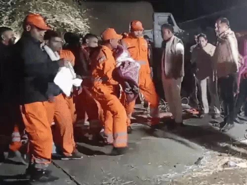रेस्क्यू ऑपरेशन के बाद बच्चे काे बाहर निकाला जा सका। रेस्क्यू ऑपरेशन के बाद बच्चे काे बाहर निकाला जा सका।