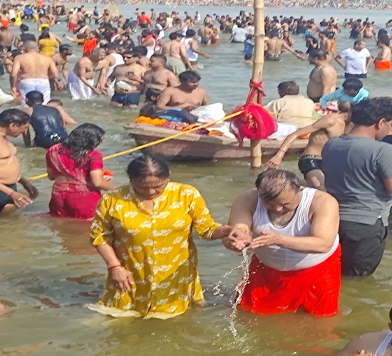 प्रयागराज के त्रिवेणी में स्नात करते हुए मणिपुर केंद्रीय विश्वविद्यालय के पूर्व कुलपति प्रो आद्या प्रसाद पाण्डेय एवं उनकी पत्नी का छाया चित्र प्रयागराज के त्रिवेणी में स्नात करते हुए मणिपुर केंद्रीय विश्वविद्यालय के पूर्व कुलपति प्रो आद्या प्रसाद पाण्डेय एवं उनकी पत्नी का छाया चित्र