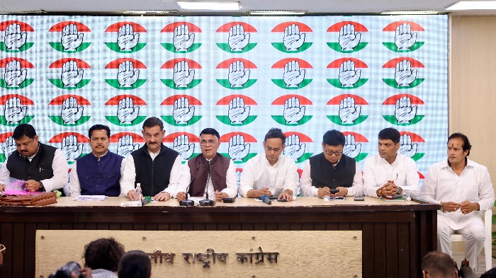 कांग्रेस मुख्यालय में सोमवार को एक संयुक्त संवाददाता सम्मेलन को सम्बोधित करते हुए पार्टी महासचिव एवं असम के प्रभारी जितेंद्र सिंह, लोकसभा में उपनेता गौरव गोगोई, असम प्रदेश कांग्रेस कमेटी के अध्यक्ष भूपेन कुमार बोरा, असम विधानसभा में नेता प्रतिपक्ष देबब्रत सैकिया, सांसद रकीबुल हुसैन और प्रद्युत बोरदोलोई तथा एआईसीसी के अध्यक्ष, मीडिया एवं प्रचार पवन खेड़ा कांग्रेस मुख्यालय में सोमवार को एक संयुक्त संवाददाता सम्मेलन को सम्बोधित करते हुए पार्टी महासचिव एवं असम के प्रभारी जितेंद्र सिंह, लोकसभा में उपनेता गौरव गोगोई, असम प्रदेश कांग्रेस कमेटी के अध्यक्ष भूपेन कुमार बोरा, असम विधानसभा में नेता प्रतिपक्ष देबब्रत सैकिया, सांसद रकीबुल हुसैन और प्रद्युत बोरदोलोई तथा एआईसीसी के अध्यक्ष, मीडिया एवं प्रचार पवन खेड़ा