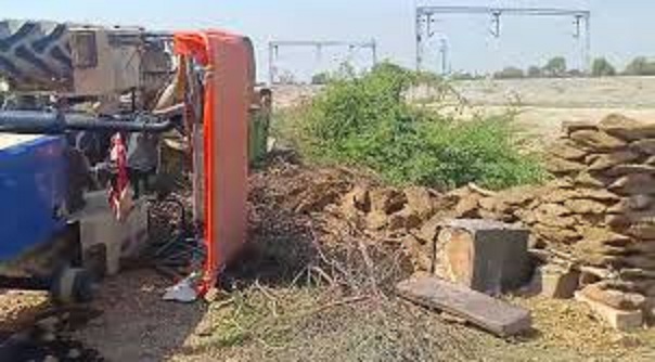 मिट्टी से भरी ट्रैक्टर-ट्रॉली पलटी मिट्टी से भरी ट्रैक्टर-ट्रॉली पलटी