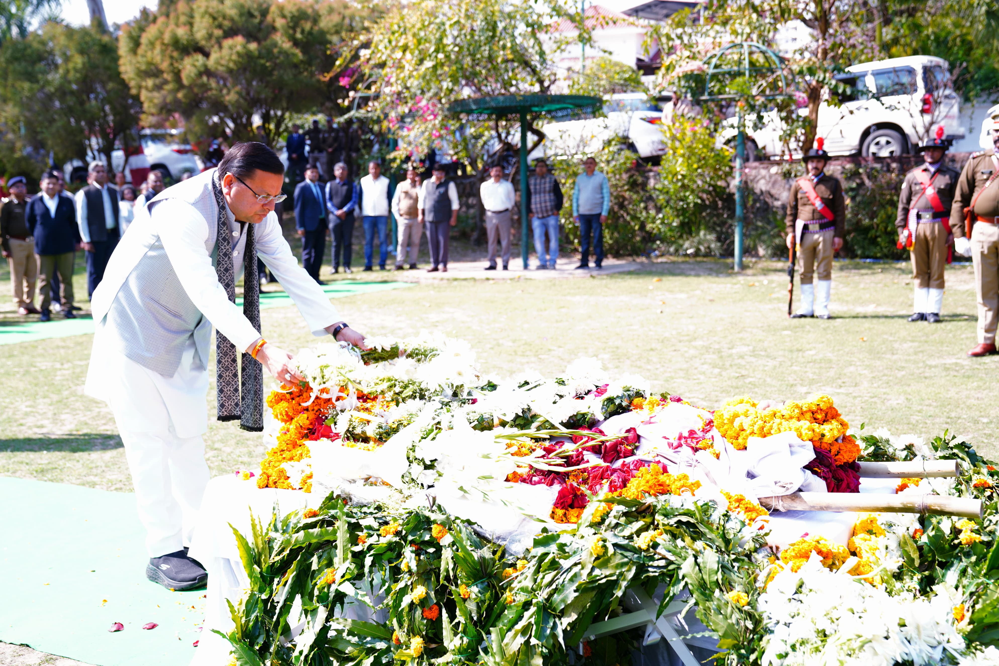 पुष्पचक्र अर्पित कर श्रद्धांजलि देते मुख्यमंत्री पुष्कर सिंह धामी। पुष्पचक्र अर्पित कर श्रद्धांजलि देते मुख्यमंत्री पुष्कर सिंह धामी।
