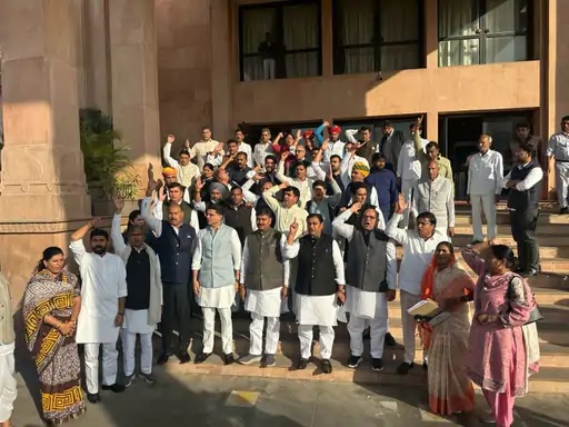 कांग्रेस विधायकों ने सदन की कार्यवाही का बायकॉट कर विधानसभा की सीढ़ियों पर नारेबाजी की। कांग्रेस विधायकों ने सदन की कार्यवाही का बायकॉट कर विधानसभा की सीढ़ियों पर नारेबाजी की।