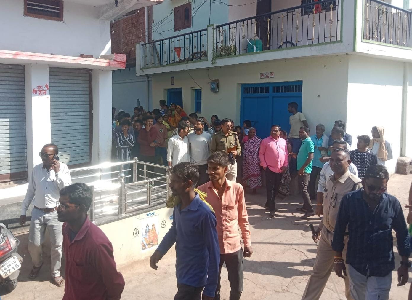 घटना के बाद गांव में पुलिस व ग्रामीणों की भीड़। घटना के बाद गांव में पुलिस व ग्रामीणों की भीड़।