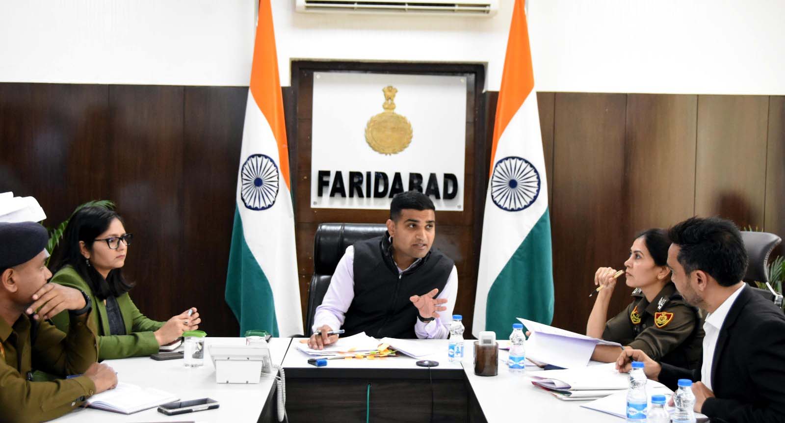 डीसी विक्रम सिंह मीटिंग करते हुए डीसी विक्रम सिंह मीटिंग करते हुए