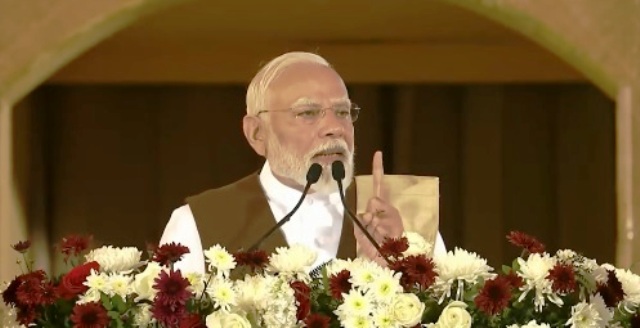 असम में कार्यक्रम को संबोधित करते हुए प्रधानमंत्री नरेन्द्र मोदी असम में कार्यक्रम को संबोधित करते हुए प्रधानमंत्री नरेन्द्र मोदी