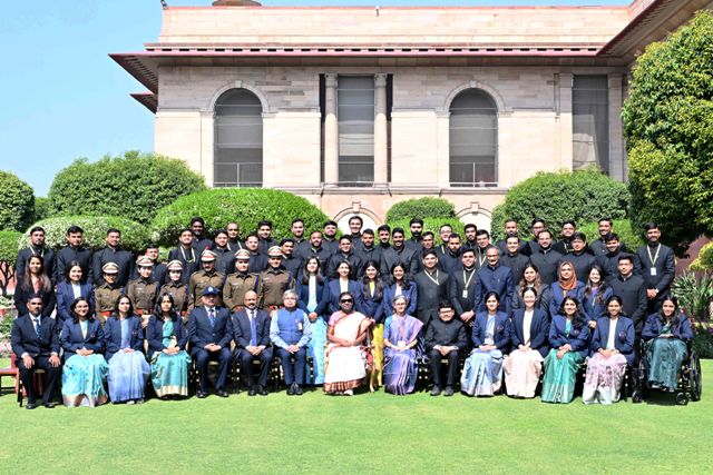 राष्ट्रपति द्रौपदी मुर्मु सोमवार को राष्ट्रपति भवन में प्रशिक्षु अधिकारियों के एक समूह के साथ राष्ट्रपति द्रौपदी मुर्मु सोमवार को राष्ट्रपति भवन में प्रशिक्षु अधिकारियों के एक समूह के साथ