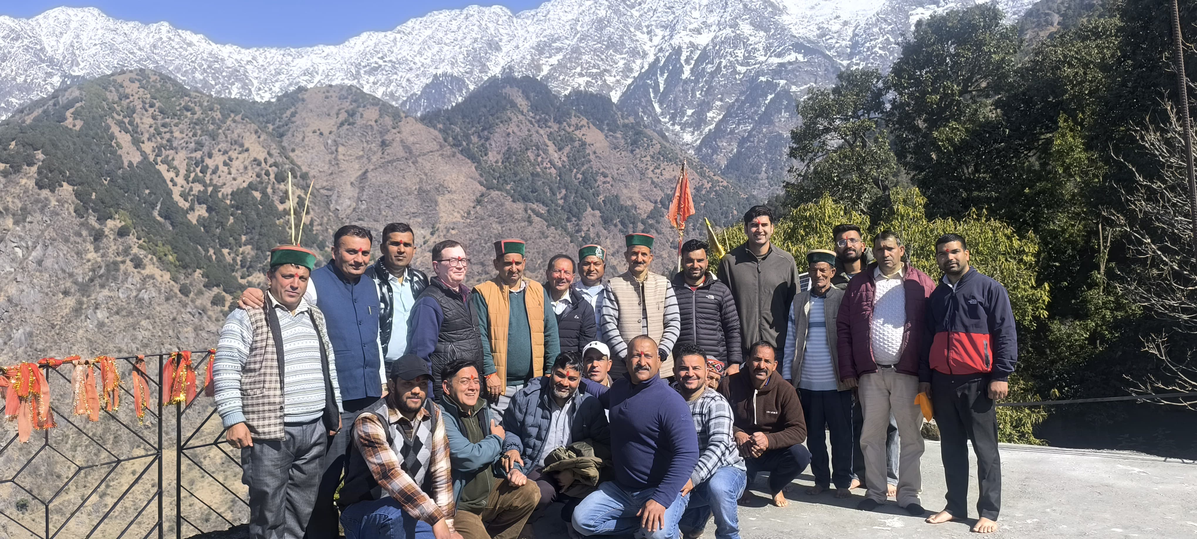 गुणा माता मंदिर परिसर में उपमुख्य सचेतक और अन्य। गुणा माता मंदिर परिसर में उपमुख्य सचेतक और अन्य।
