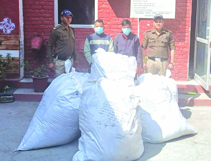 पुलिस गिरफ्त में आरोपित पुलिस गिरफ्त में आरोपित