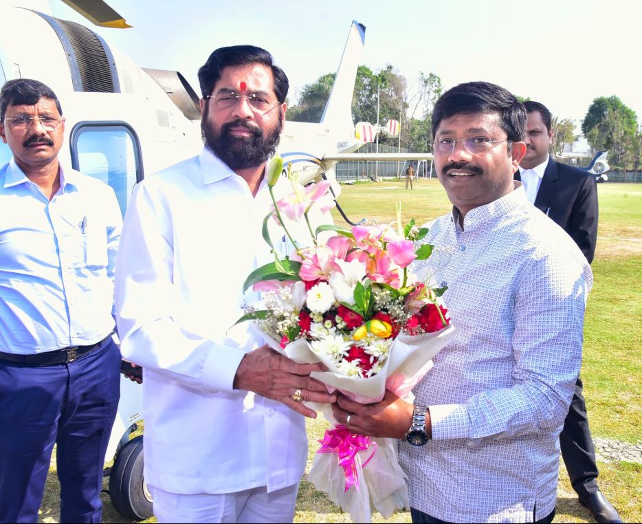 एकनाथ शिंदे का स्वागत करते उत्तर प्रदेश सरकार के मंत्री नंद गोपाल नंदी एकनाथ शिंदे का स्वागत करते उत्तर प्रदेश सरकार के मंत्री नंद गोपाल नंदी