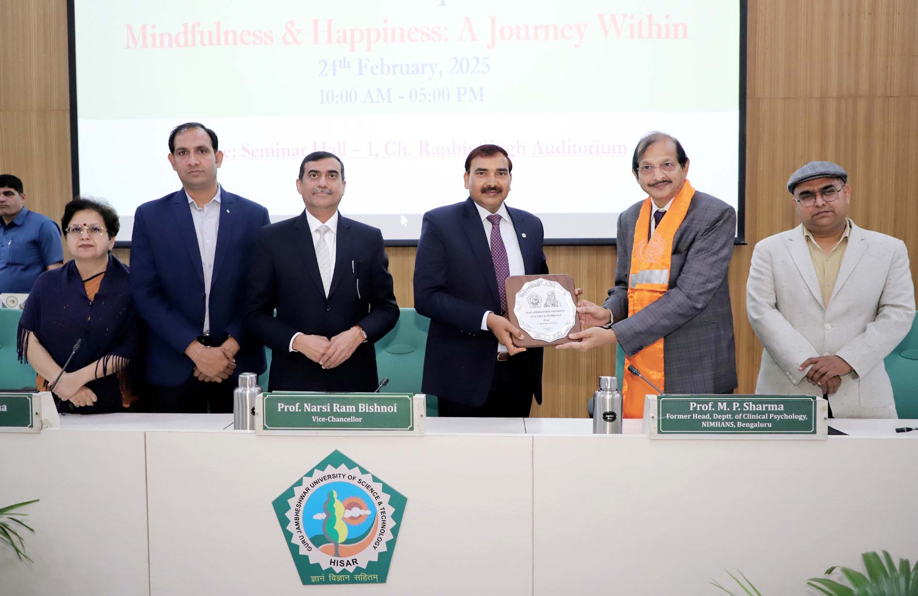 मुख्य वक्ता प्रो. महेन्द्र प्रताप सिंह को सम्मानित करते कुलपति प्रो. नरसी राम बिश्नोई। मुख्य वक्ता प्रो. महेन्द्र प्रताप सिंह को सम्मानित करते कुलपति प्रो. नरसी राम बिश्नोई।