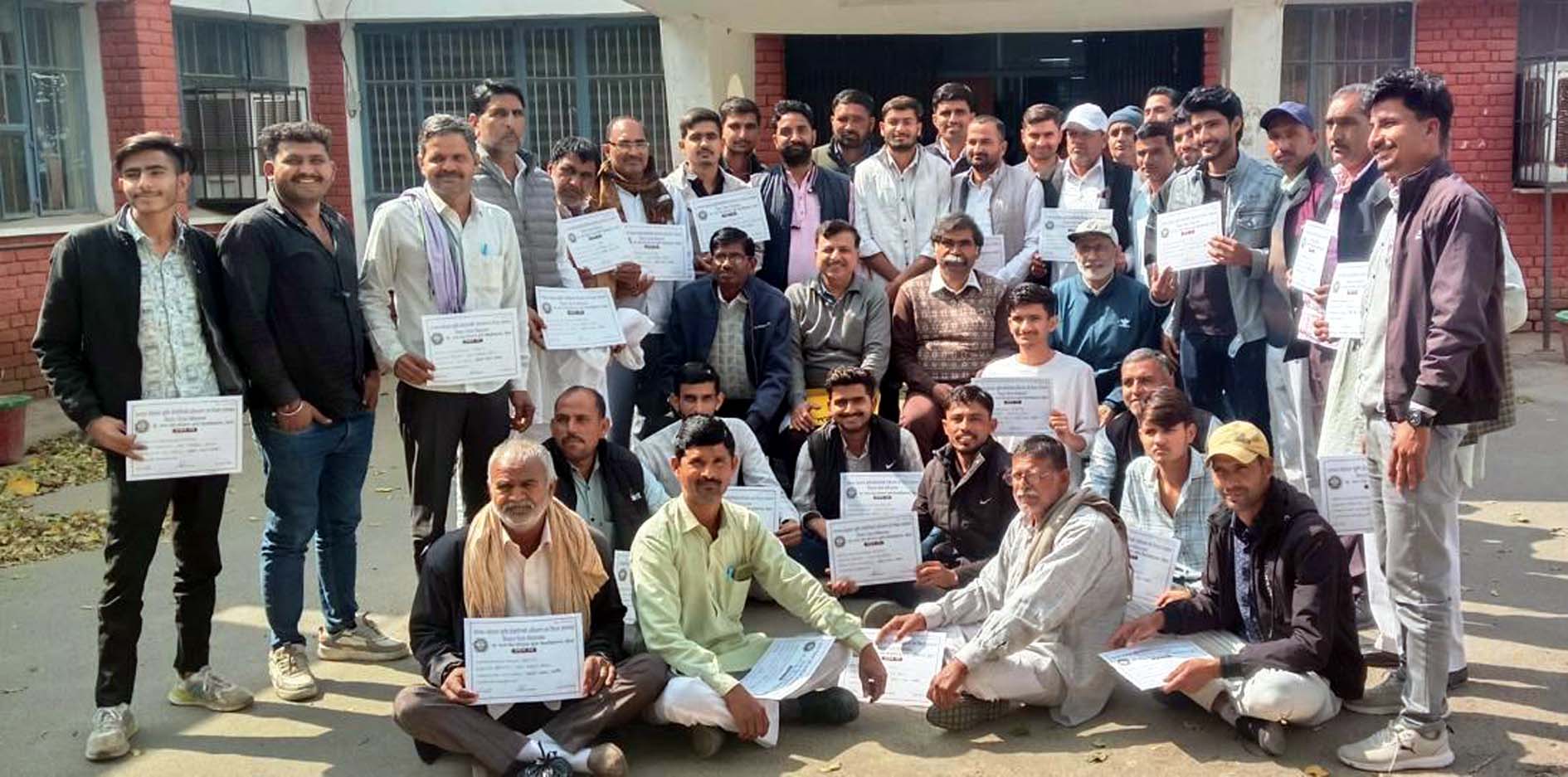 मशरूम का प्रशिक्षण लेने आए प्रतिभागियों के साथ मुख्य अतिथि। मशरूम का प्रशिक्षण लेने आए प्रतिभागियों के साथ मुख्य अतिथि।