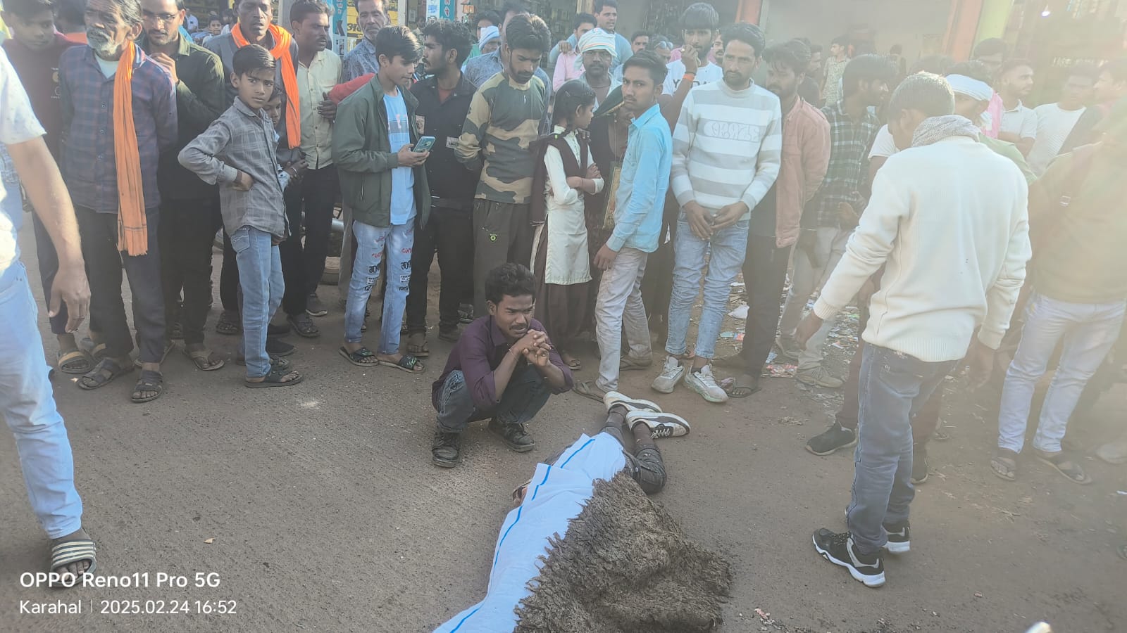 हादसे के बाद मौके पर जुटी भीड़। हादसे के बाद मौके पर जुटी भीड़।