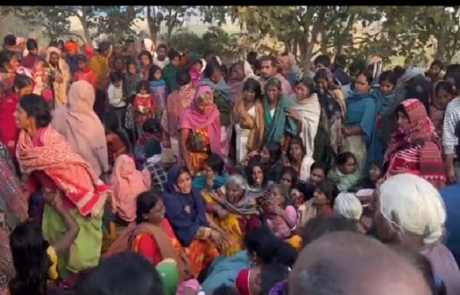 पटना में हुई दुर्घटना में मृत्यु लोगों के परिजन विलाप करते हुए। पटना में हुई दुर्घटना में मृत्यु लोगों के परिजन विलाप करते हुए।