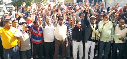 हल्द्वानी में फड़ ठेला संगठन ने प्रशासन पर लगाए उत्पीड़न के आरोप हल्द्वानी में फड़ ठेला संगठन ने प्रशासन पर लगाए उत्पीड़न के आरोप