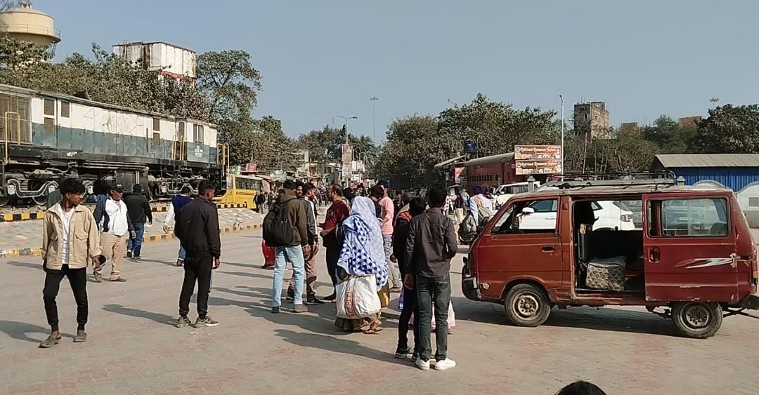 अररिया फोटो:जबरन यात्री को खींचते टैक्सी चालक अररिया फोटो:जबरन यात्री को खींचते टैक्सी चालक