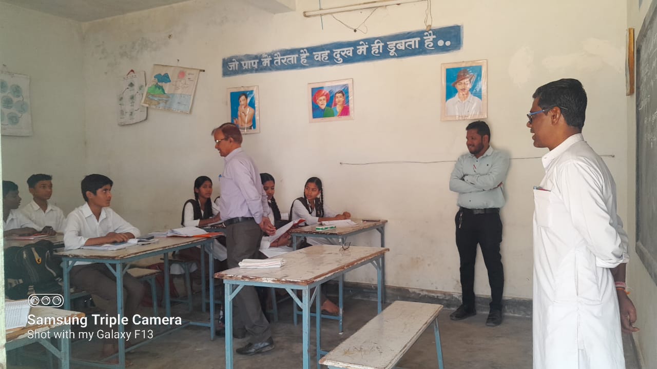 शासकीय माध्यमिक स्कूल जालमपुर का निरीक्षण करते हुए निरीक्षणकर्ता डा प्रदीप शर्मा। शासकीय माध्यमिक स्कूल जालमपुर का निरीक्षण करते हुए निरीक्षणकर्ता डा प्रदीप शर्मा।