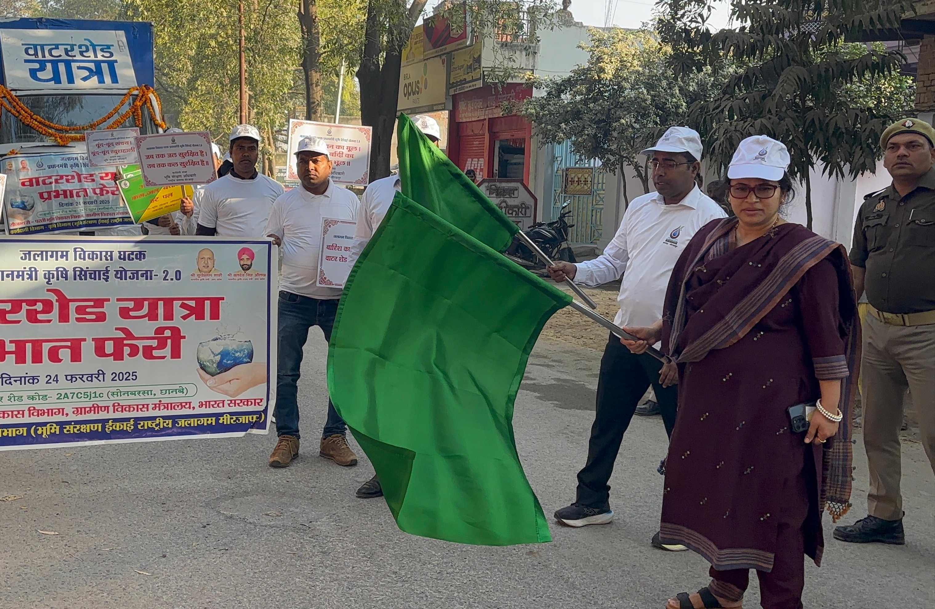 वाटरशेड यात्रा को हरी झंडी दिखाकर रवाना करती जिलाधिकारी प्रियंका निरंजन। वाटरशेड यात्रा को हरी झंडी दिखाकर रवाना करती जिलाधिकारी प्रियंका निरंजन।