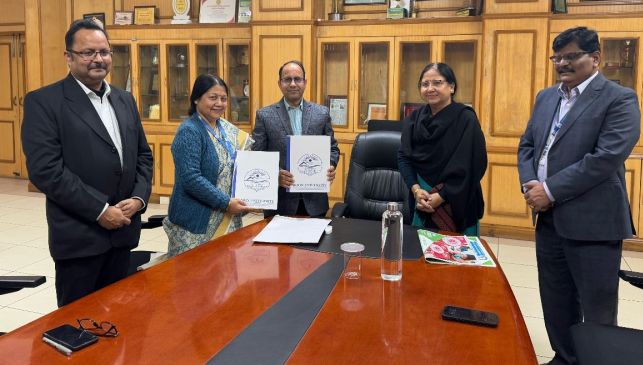 अनुबंध का आदान प्रदान करते अधिकारी। अनुबंध का आदान प्रदान करते अधिकारी।
