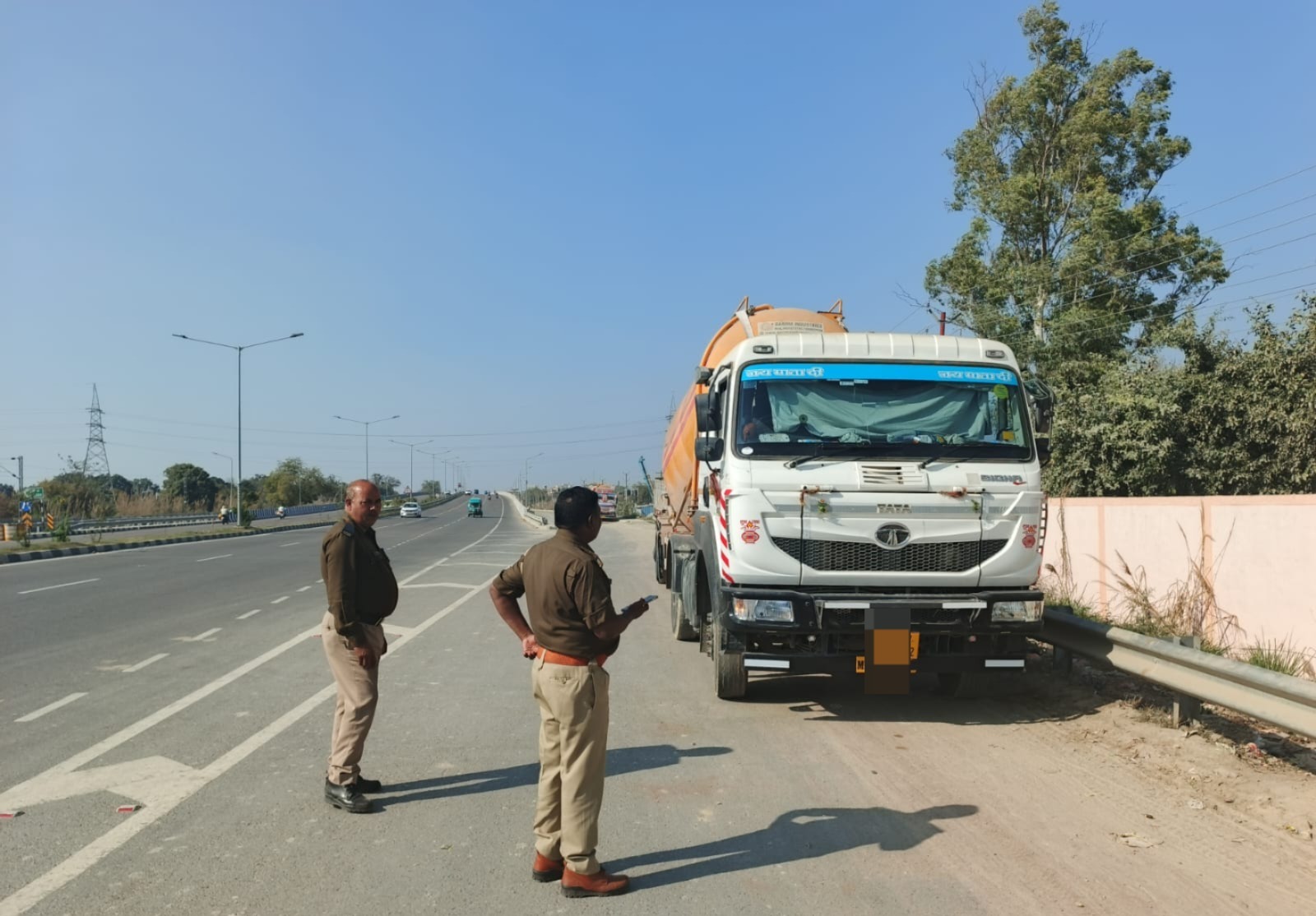 कार्रवाई करते ट्रैफिक कर्मी कार्रवाई करते ट्रैफिक कर्मी