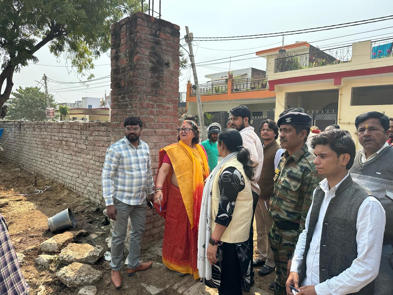 निरीक्षण करती महापौर प्रमिला पांडेय निरीक्षण करती महापौर प्रमिला पांडेय