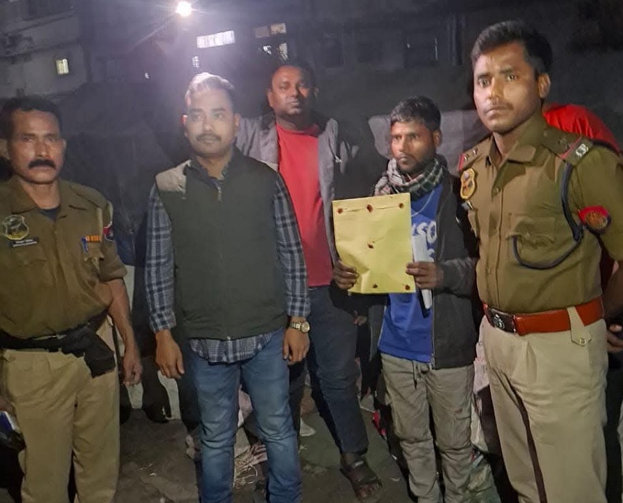 गुवाहाटी के फैंसी बाजार में हेरोइन समेत गिरफ्तार ड्रग्स तस्कर की तस्वीर। गुवाहाटी के फैंसी बाजार में हेरोइन समेत गिरफ्तार ड्रग्स तस्कर की तस्वीर।