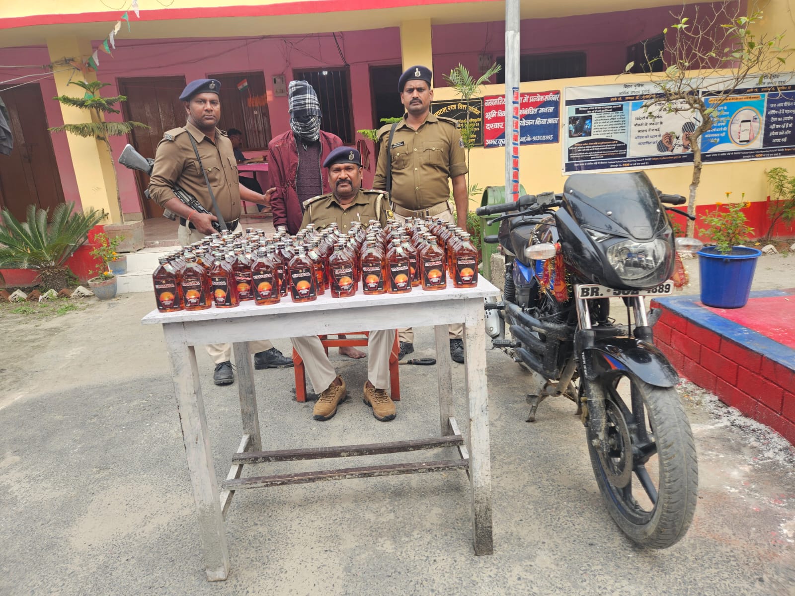 अररिया फोटो:गिरफ्तार शराब तस्कर अररिया फोटो:गिरफ्तार शराब तस्कर