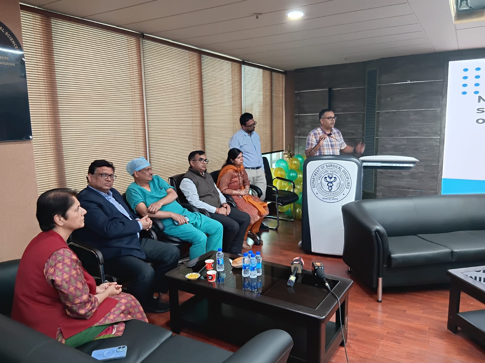 एम्स में प्रेसवार्ता को संबोधित करते सर्जरी विभाग के चिकित्सक एम्स में प्रेसवार्ता को संबोधित करते सर्जरी विभाग के चिकित्सक
