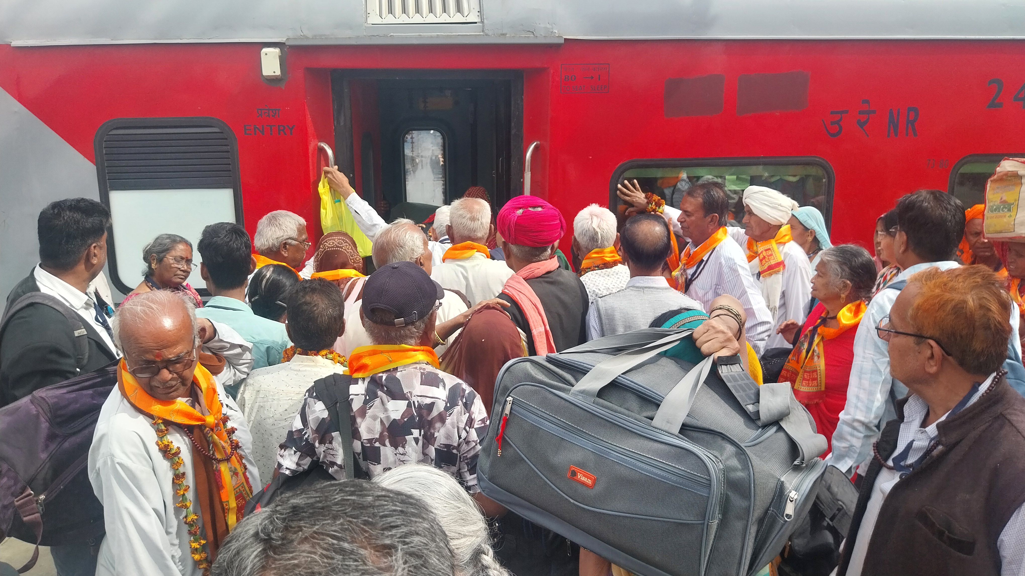 चित्तौड़गढ़ के चंदेरिया रेलवे स्टेशन से रवाना होते वरिष्ठ नागरिक तीर्थ यात्री। चित्तौड़गढ़ के चंदेरिया रेलवे स्टेशन से रवाना होते वरिष्ठ नागरिक तीर्थ यात्री।