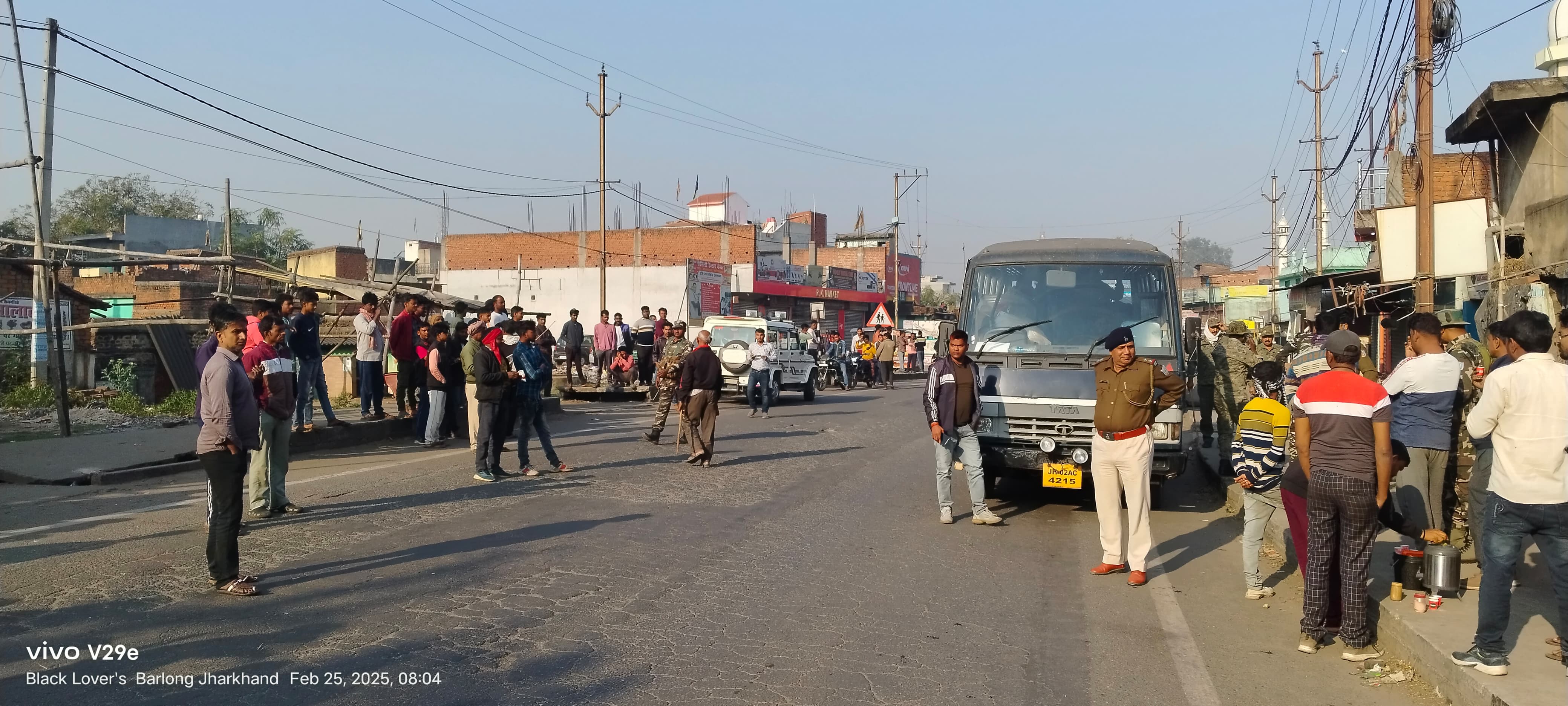 सड़क पर मौजूद पुलिसकर्मी सड़क पर मौजूद पुलिसकर्मी